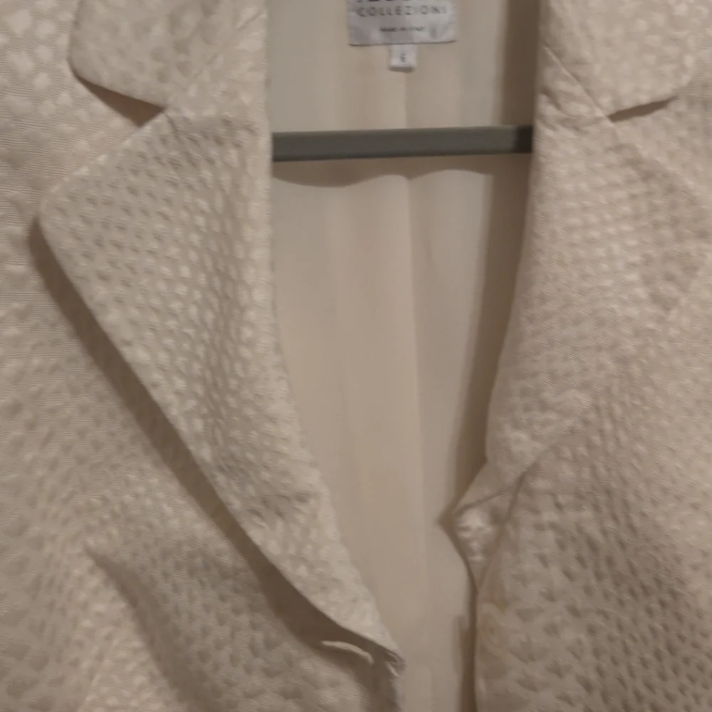 Armani COLLEZIONI  Size 6 Creme Jacket. Elegant, gorgeous. Perfect Condition - Picture 11 of 11